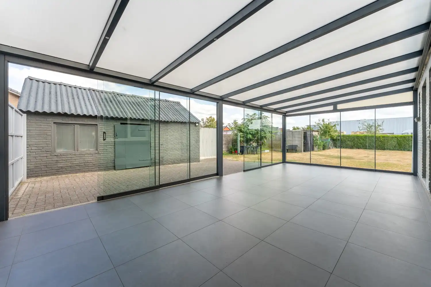 Ruime gezinswoning met grote tuin, veranda en garage foto 16