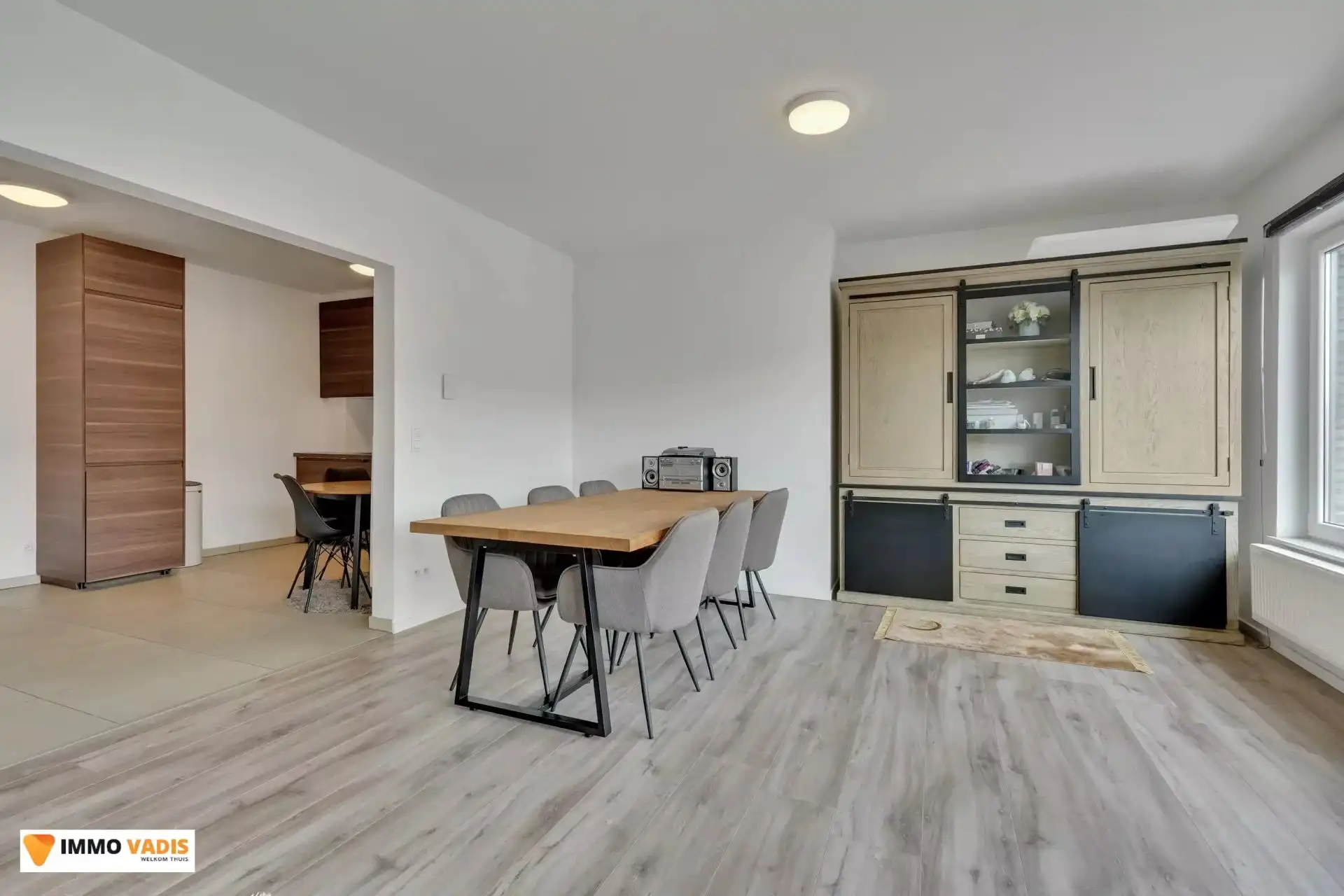 Stijlvol gerenoveerd appartement met 2 slaapkamers, terras en parking foto 3