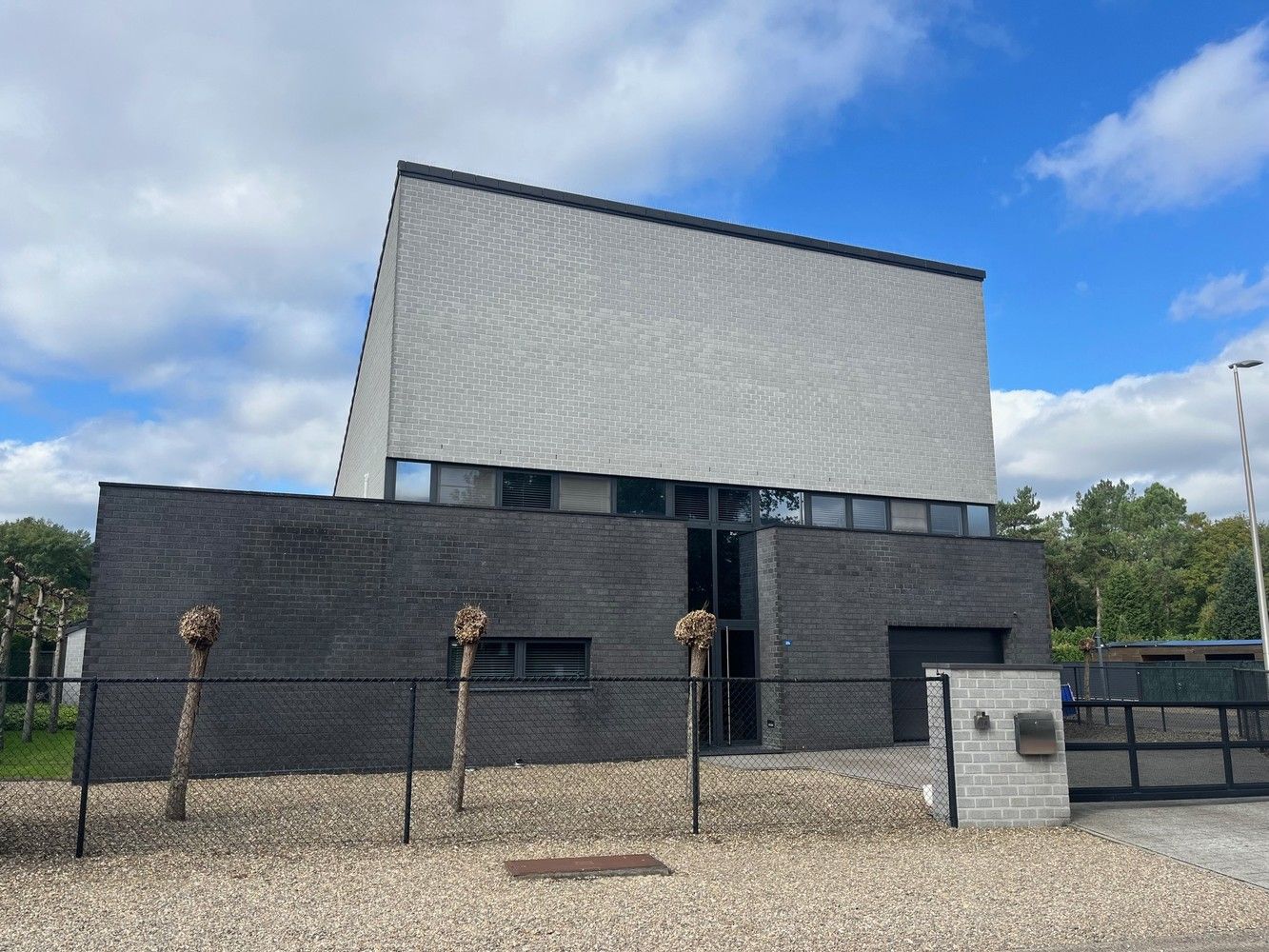 Licht, ruimte en luxe: energiezuinige, recente villa met 5 slk te koop in Maasmechelen! foto {{pictureIndex}}