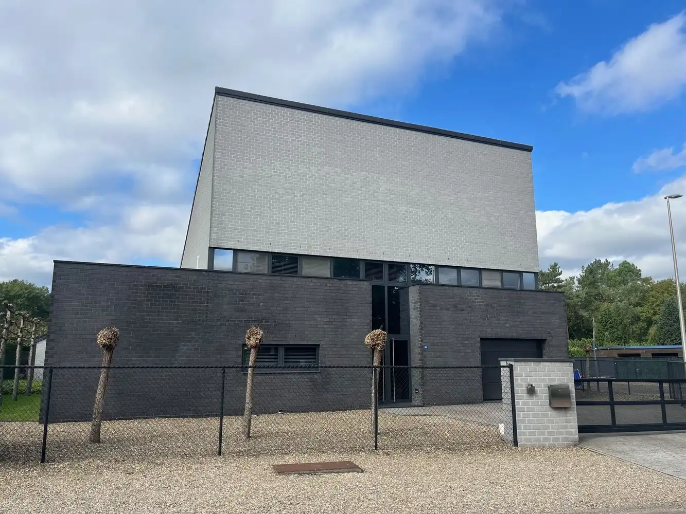 Licht, ruimte en luxe: energiezuinige, recente villa met 5 slk te koop in Maasmechelen! foto {{pictureIndex}}