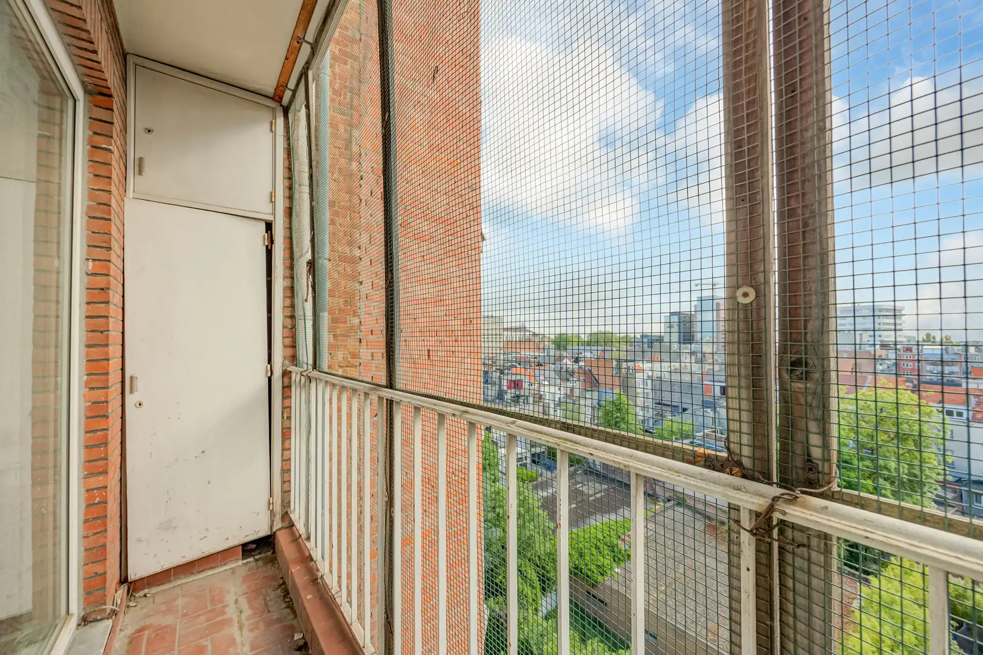 Instapklaar appartement met 2 slpk's + bureau met parkzicht foto 12