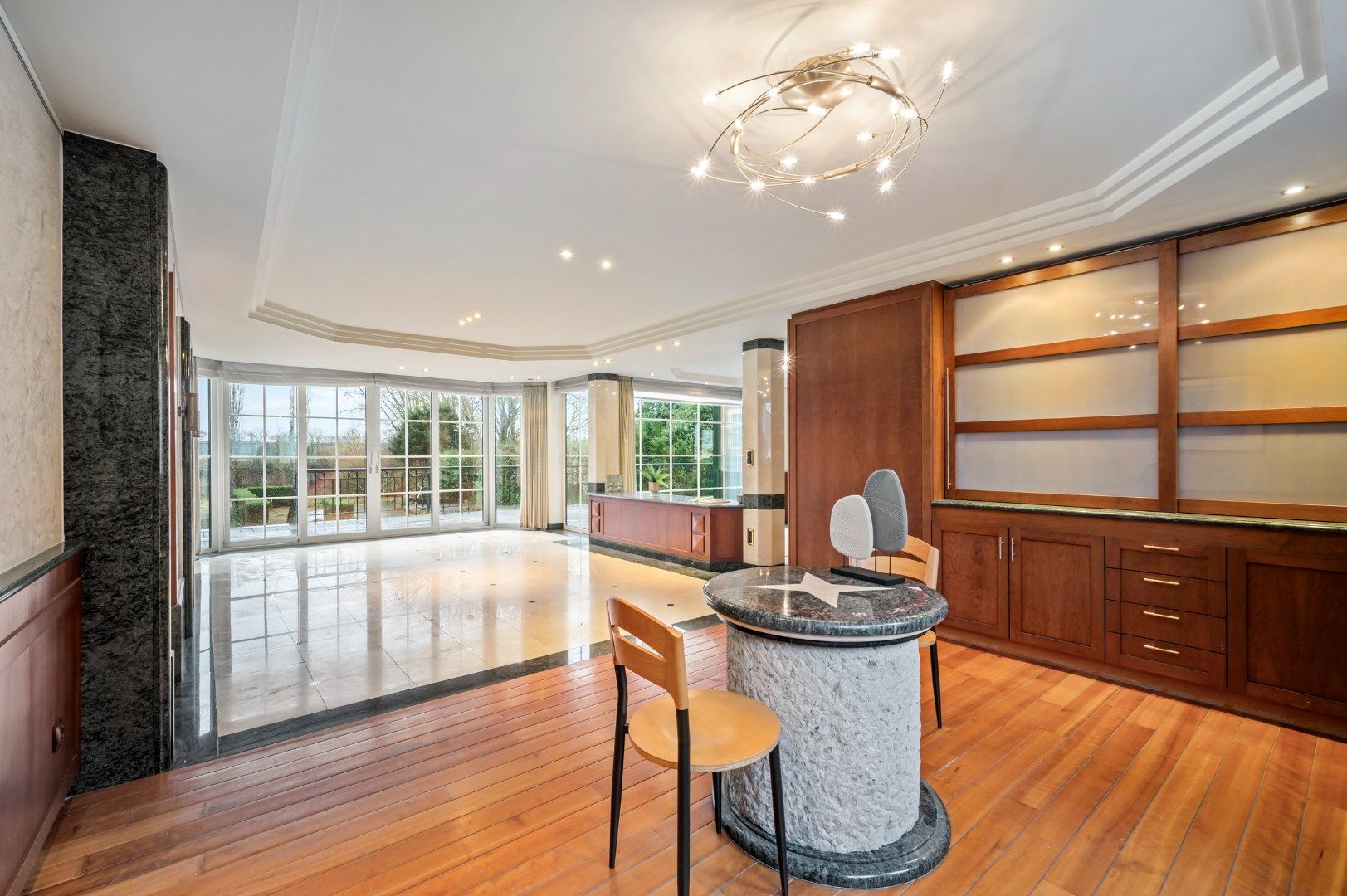 GEBOUW OP 2588M² MET 447M² BEW. OPP., 5 SLPKS, 3 BADKAMERS EN 3 GARAGES AAN DE LEIE foto 4
