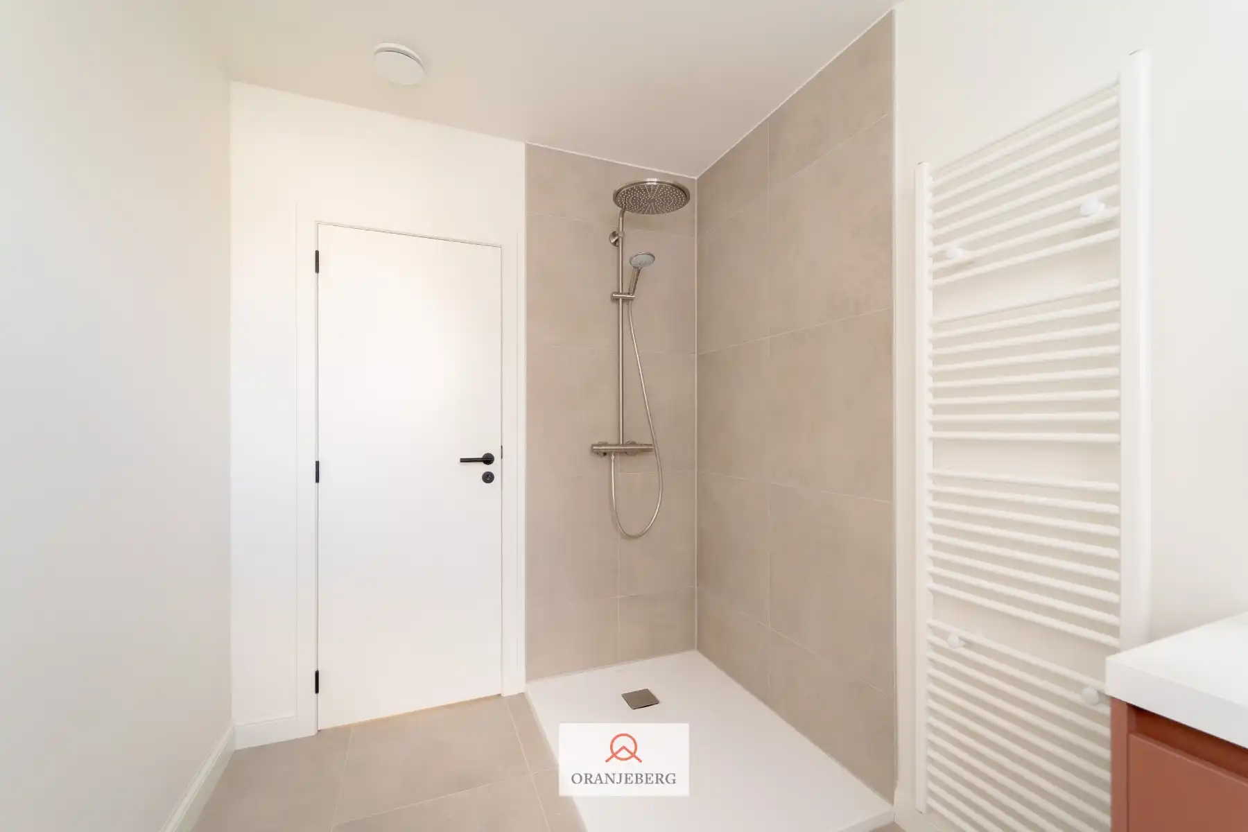 Ruime woning met 4 slpk's en tuin foto 17