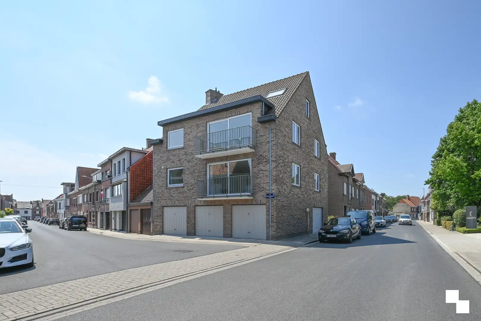 Lichtrijk, compleet gerenoveerd hoekappartement & volledig instapklaar te Izegem, Emelgem. foto 18
