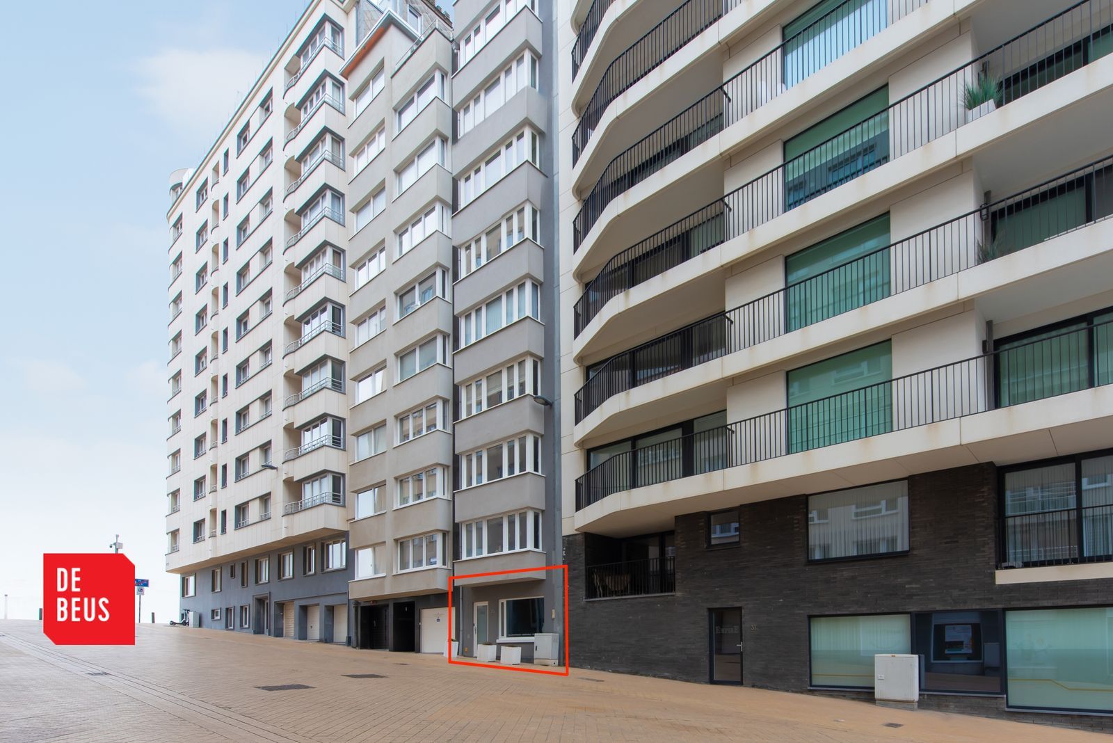 Hoofdfoto van de publicatie: Modern en gezellig appartement met 1 slpk én terras achteraan pal aan het strand !