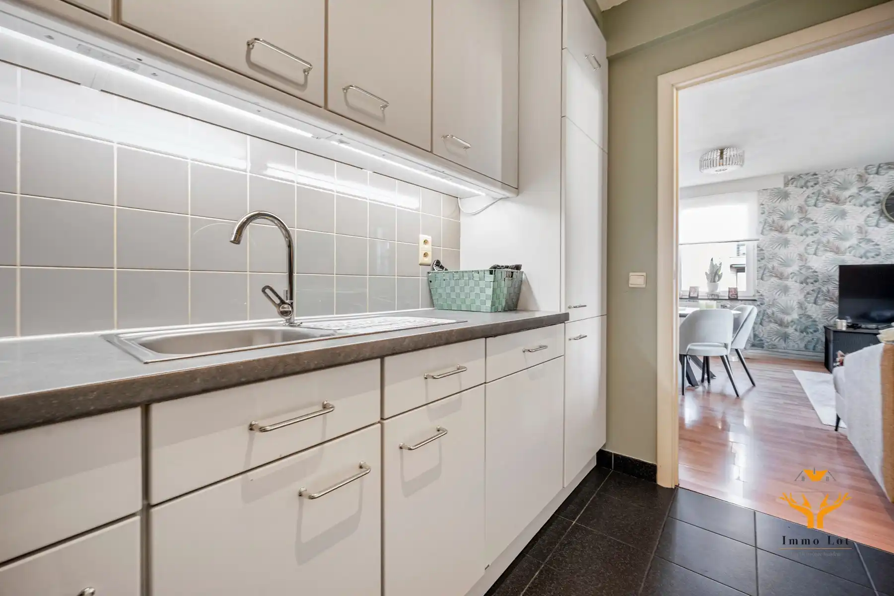 Instapklaar appartement met vijverzicht in Burcht foto 11