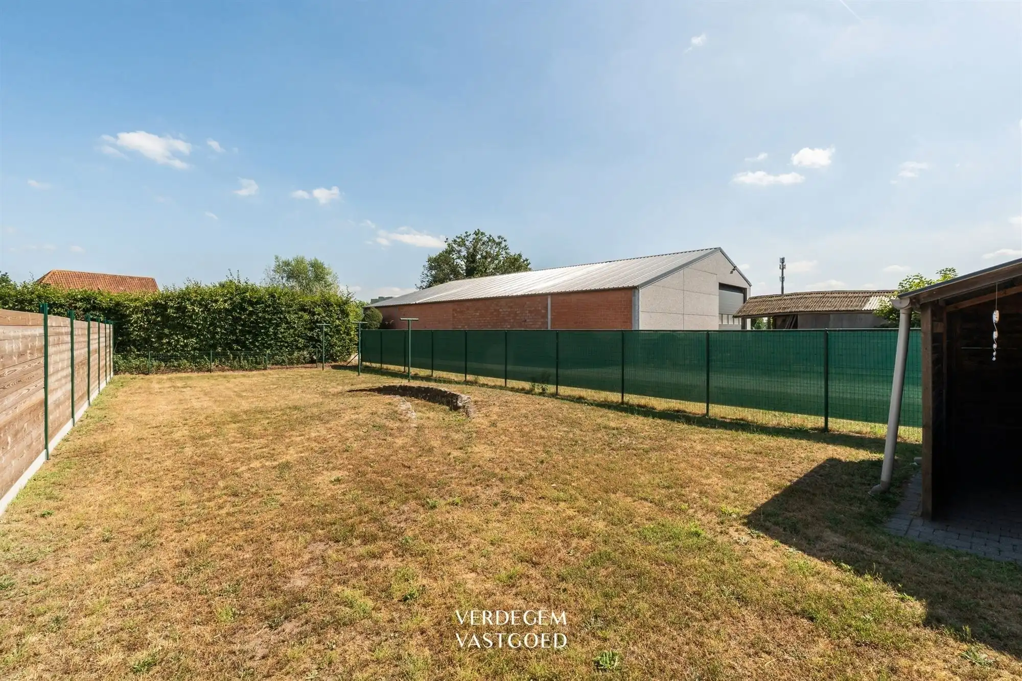 Instapklare woning met 3 slaapkamers, grote tuin en carport foto 14