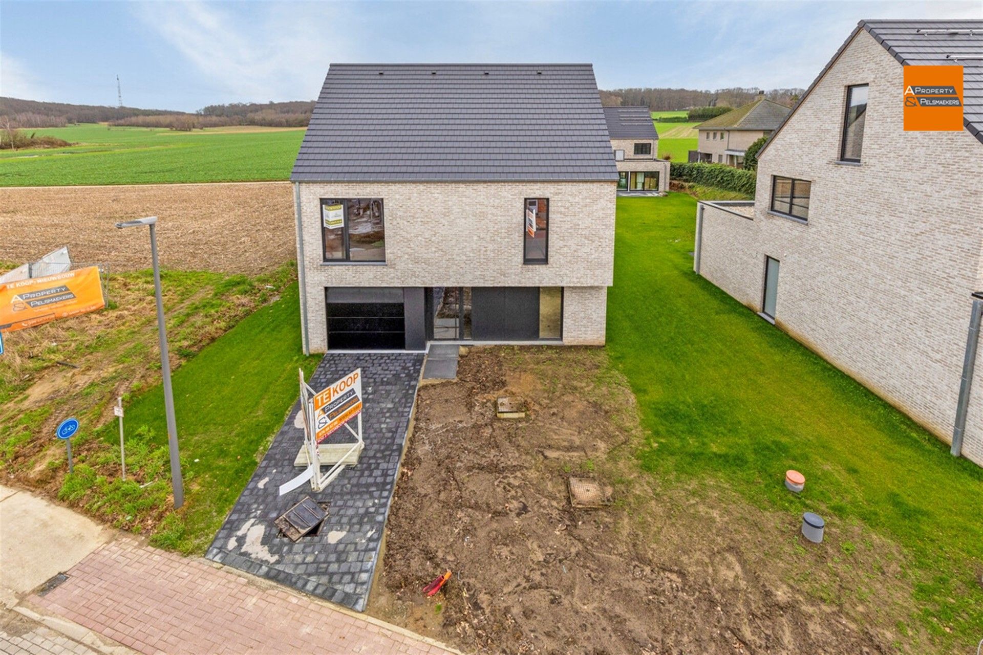 Nieuwbouwwoning met 4 slaapkamers en prachtig zicht op velden en bos foto 4