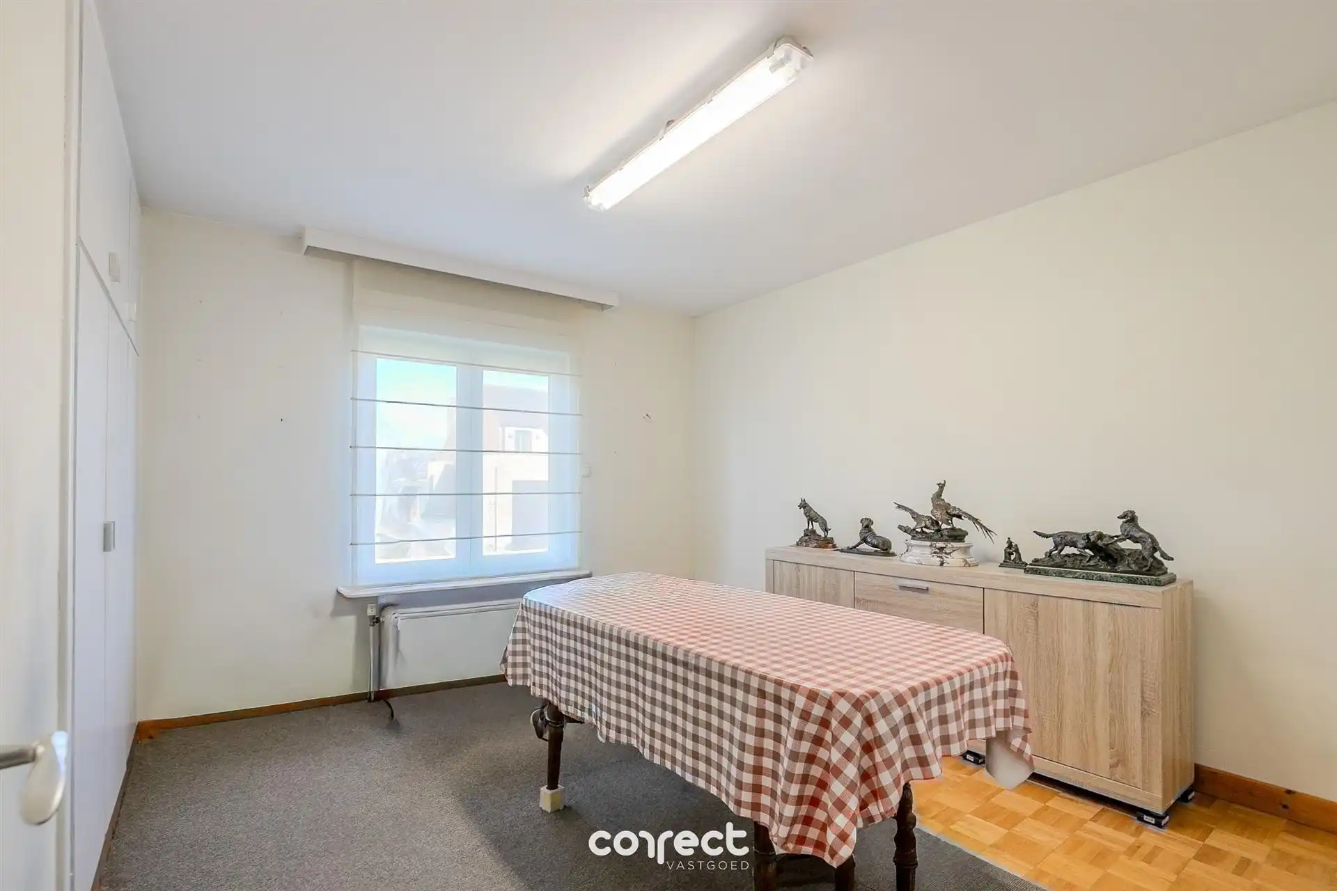 Ruime open bebouwing met 5 slaapkamers, 2 badkamers,  tuin,  garage, carport en werkplaats. foto 8