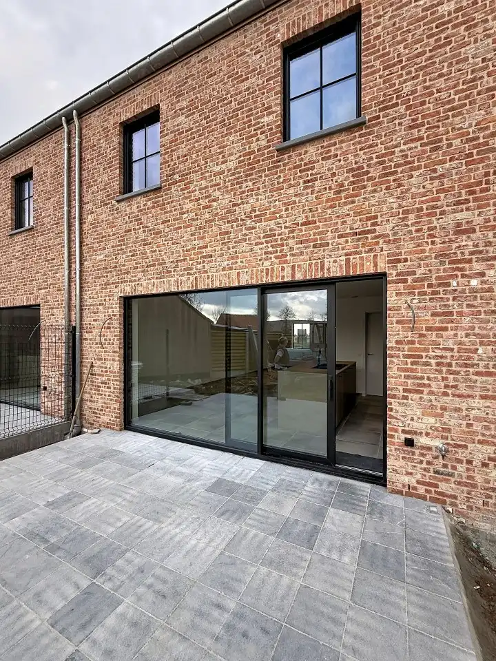 Ruime nieuwbouwwoning met tuin, carport en extra bergruimte foto 4