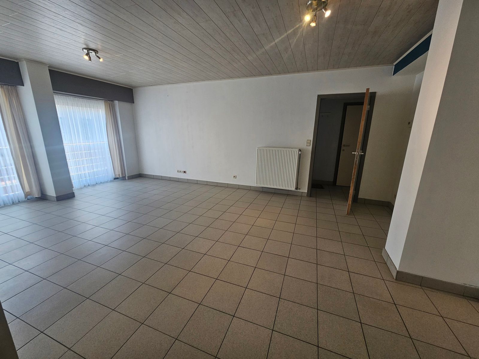 Instapklaar appartement met 2 slaapkamers aan het Plein! foto 6