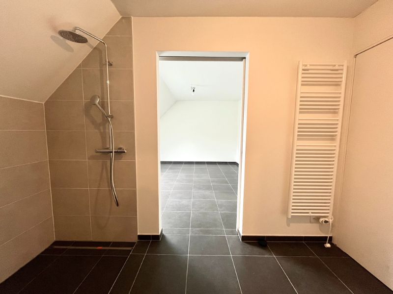 ENERGIEZUINIG DAKAPPARTEMENT MET TWEE SLAAPKAMERS EN GARAGE TE HUUR foto 8