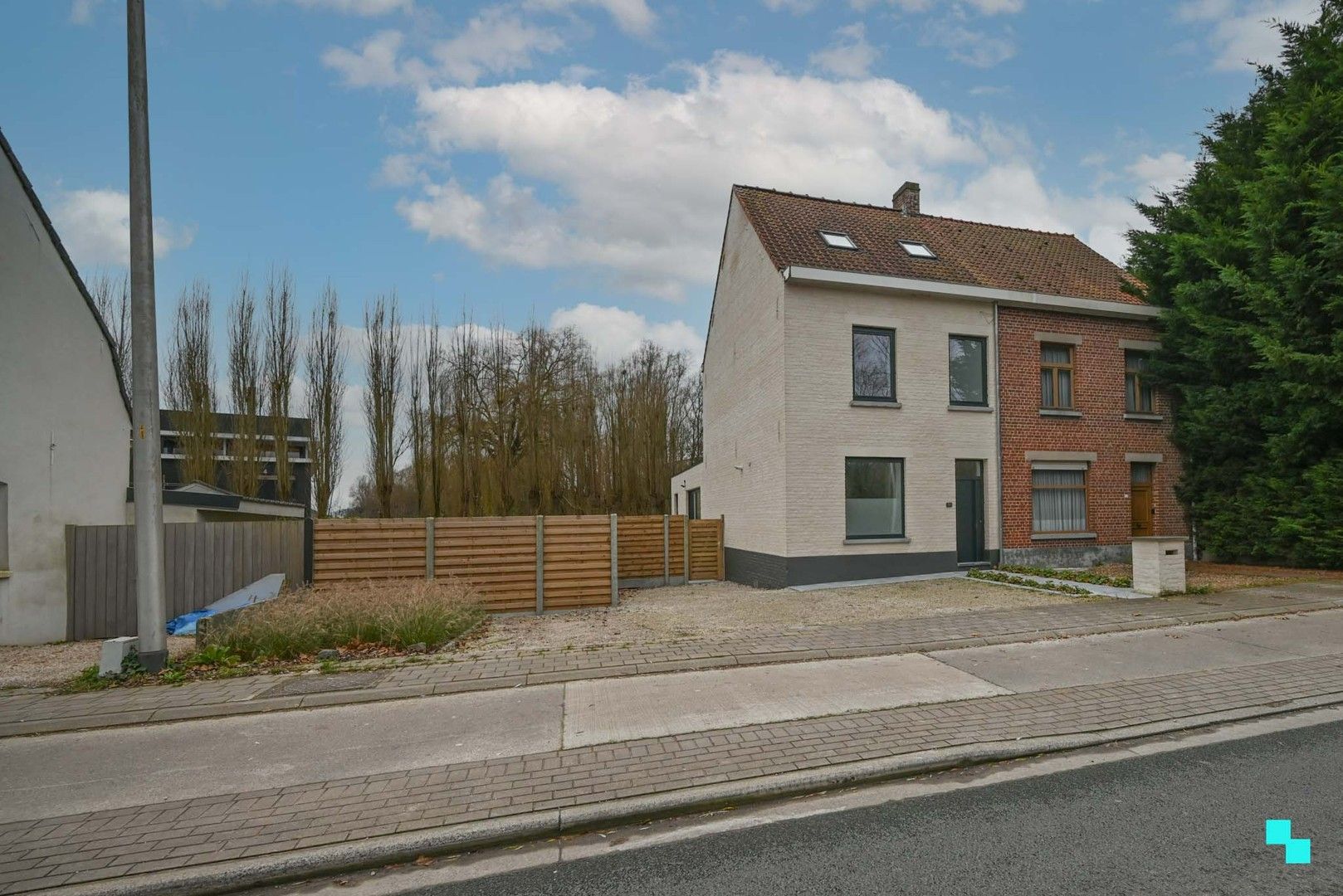 Compleet gerenoveerde ééngezinswoning met 4 slpk te Izegem/Rumbeke foto {{pictureIndex}}