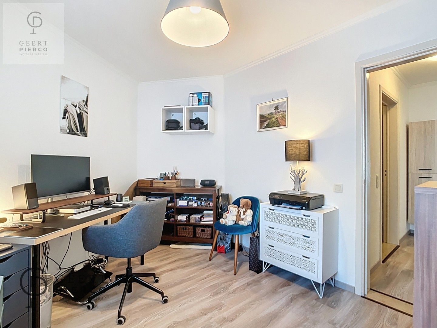 Gerenoveerd tweeslaapkamer appartement met autostaanplaats vlakbij stadscentrum. foto 14
