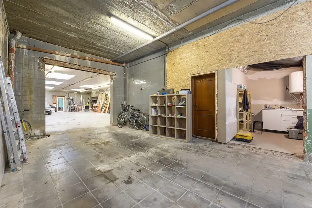 Magazijn met woning foto 8
