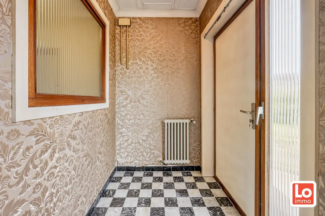 Volledig te renoveren open woning met ruime afzonderlijke garage en tuin op een toplocatie nabij Oude Bareel in Sint-Amandsberg/Oostakker! foto 4