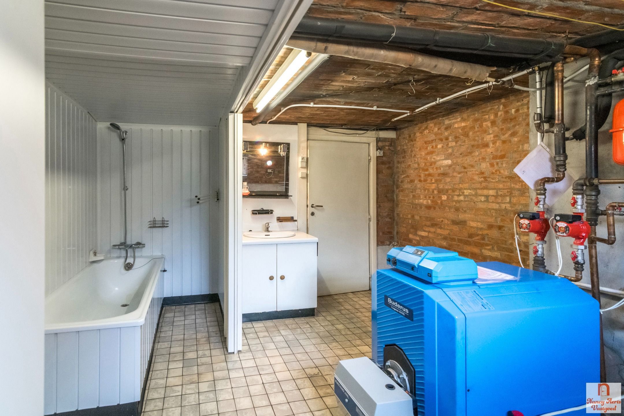 Vrijstaande, goed onderhouden woning op 20 are grond foto 45