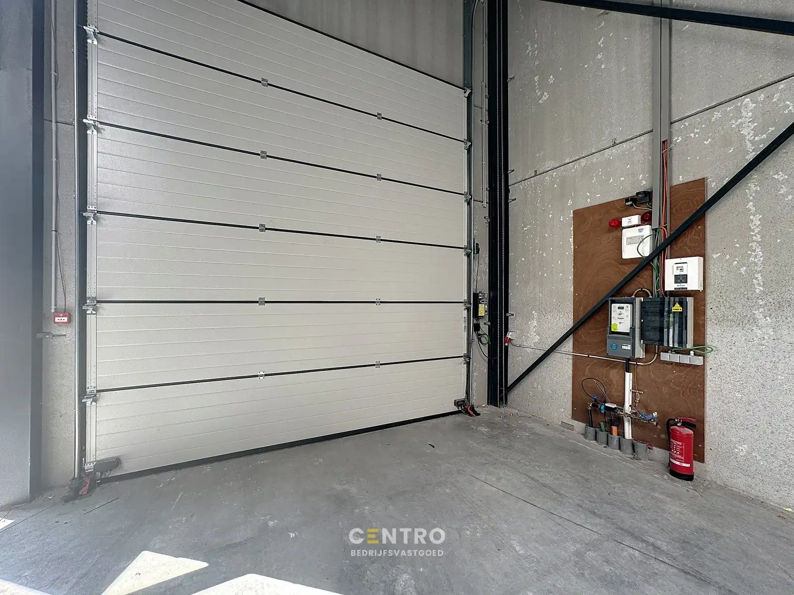 NB MAGAZIJN (401m2) TE HUUR met 4 private parkeerplaatsen voor de deur op ambachtelijke zone te JABBEKE. foto 5