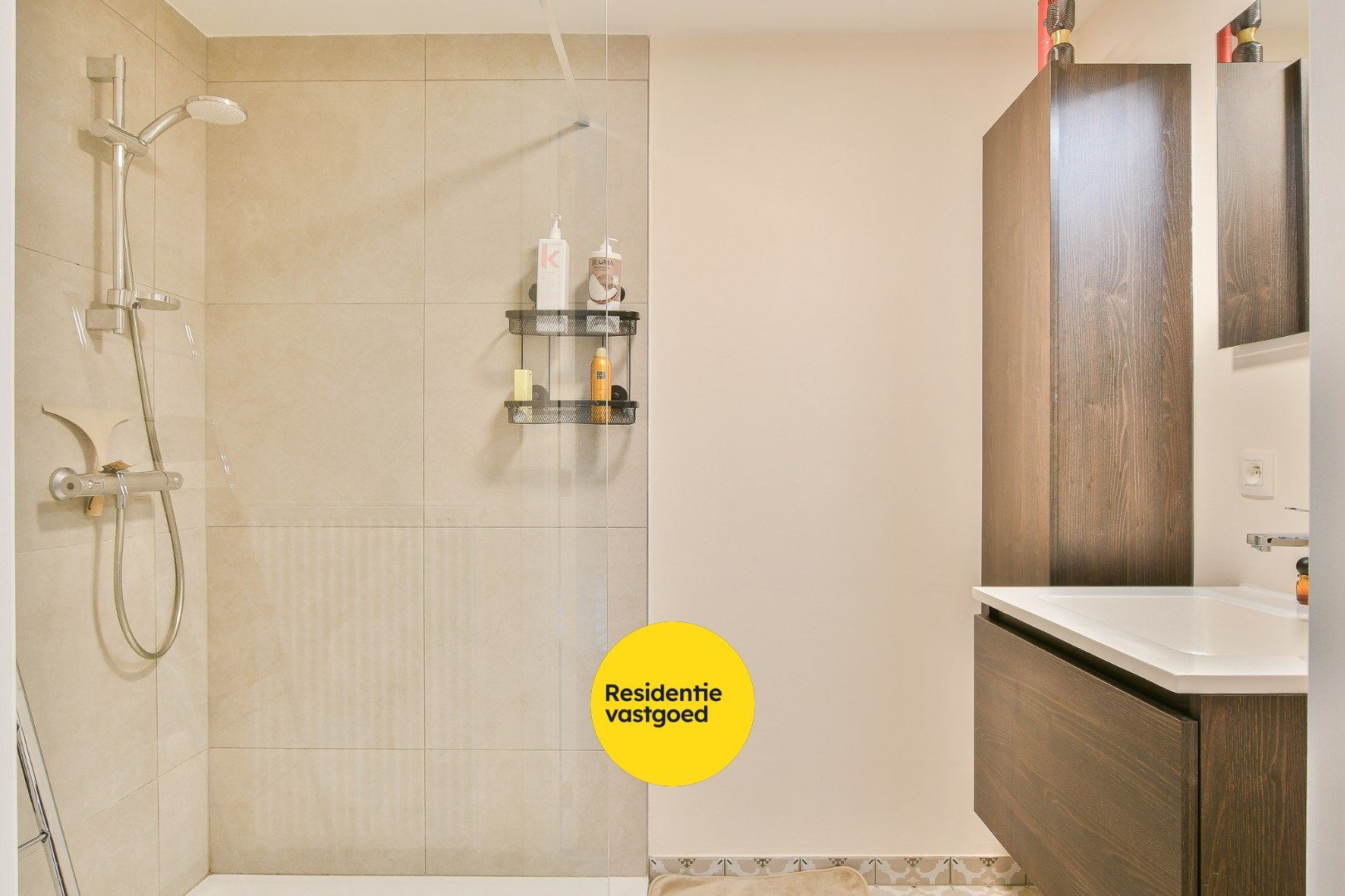 Uniek appartement inclusief carport met grote berging gelegen in een oude graanmolen foto 11