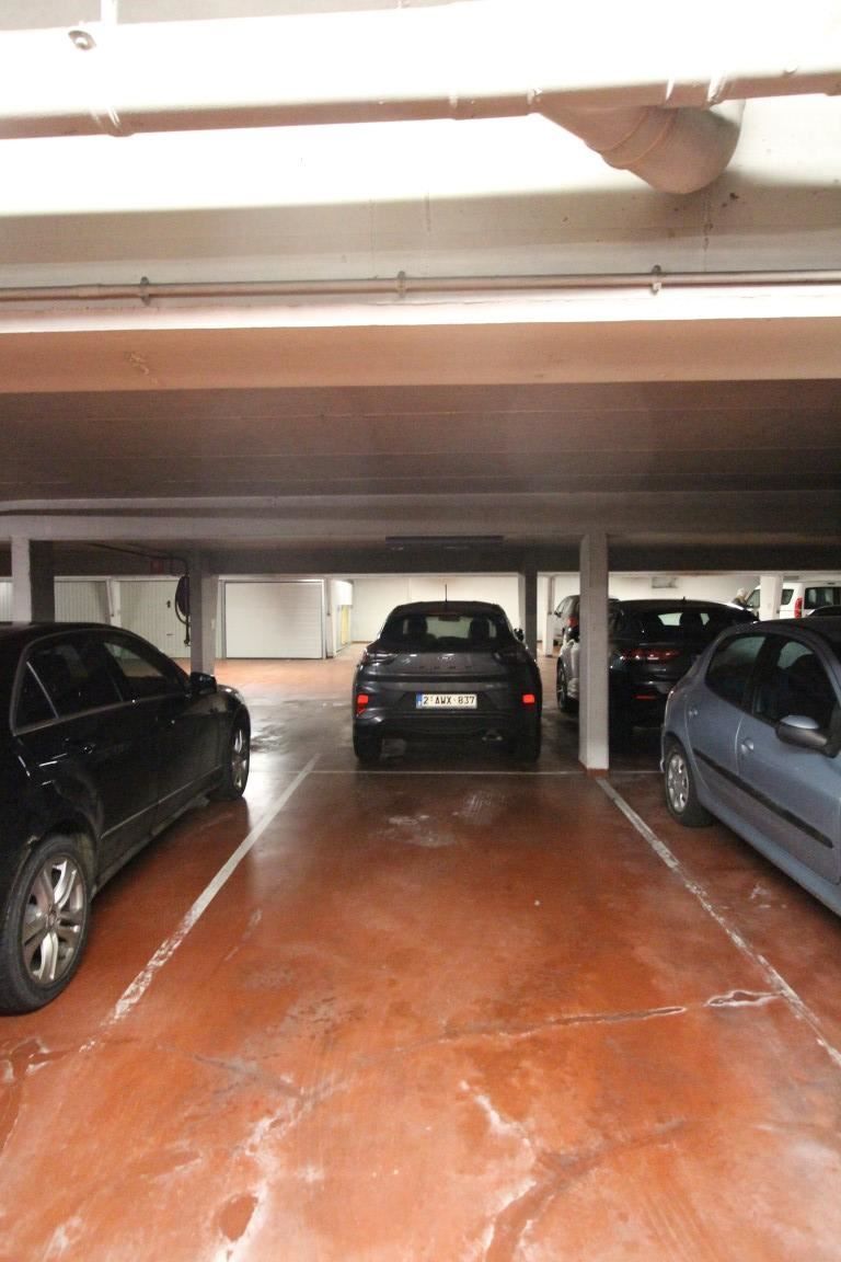 Ondergrondse autostaanplaats foto {{pictureIndex}}