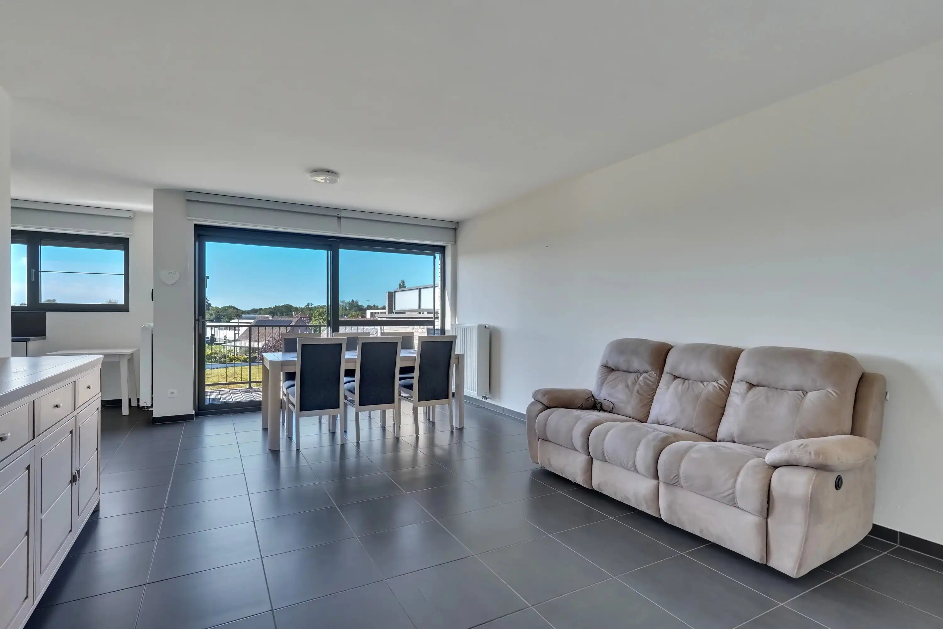 Instapklaar appartement met terras aan centrum Bilzen foto 3