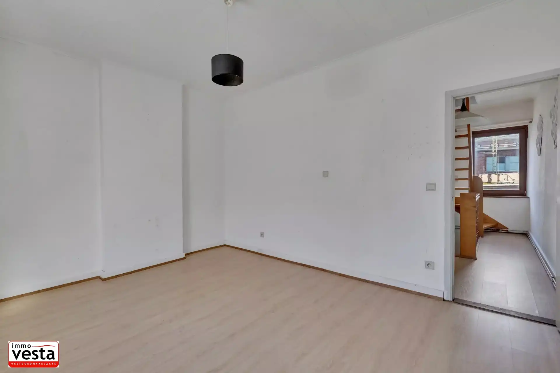 Op te knappen stadwoning op goede locatie foto 11