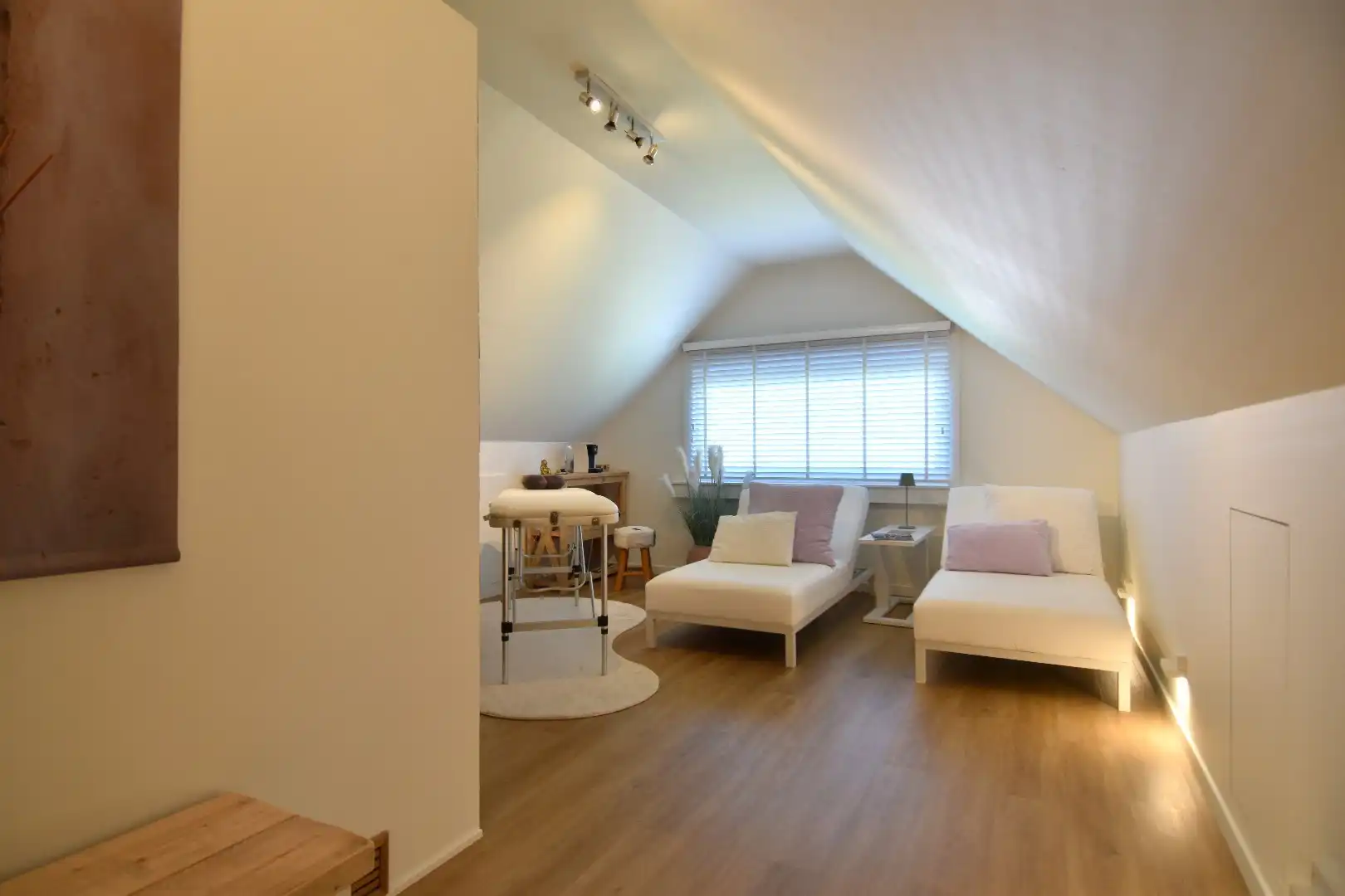 Villa met 4 slaapkamers, zwembad en mooie volumes te koop in Moorsele foto 14