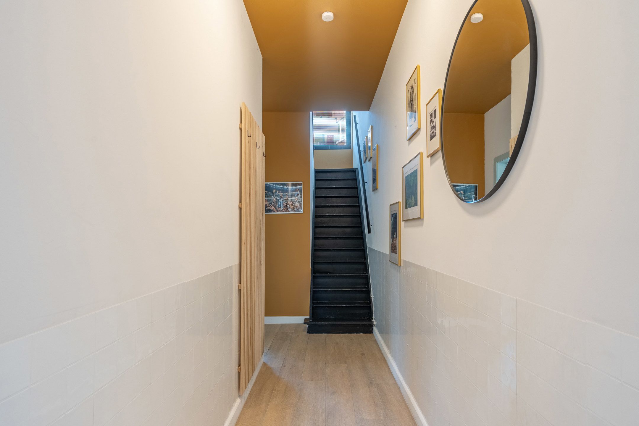 Recent gerenoveerde woning met 4 slpks en zij-ingang! foto 2