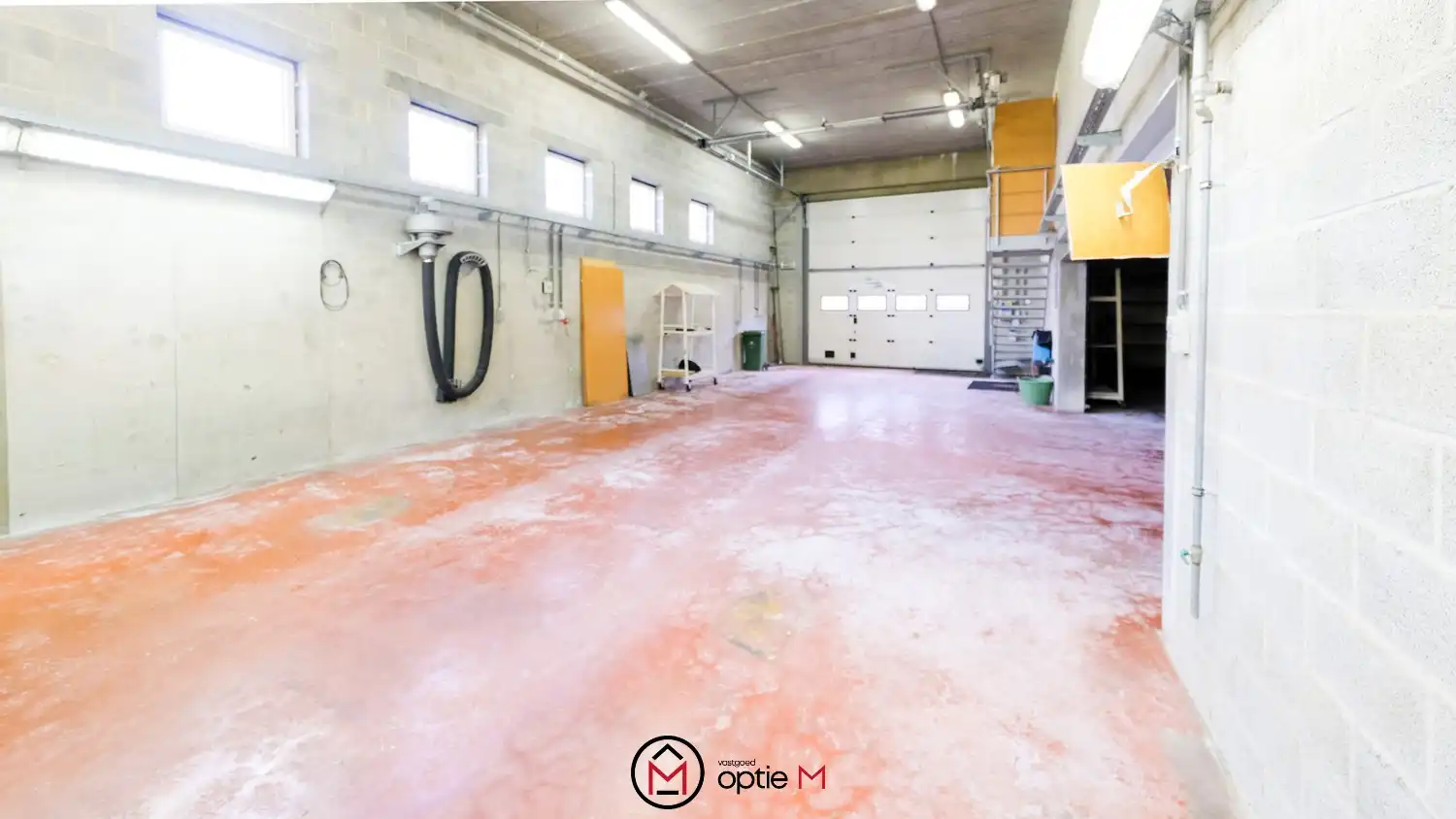 Bedrijfspand met woonst te huur – ruime hal, werkplaats en appartement met 3 slaapkamers foto 7