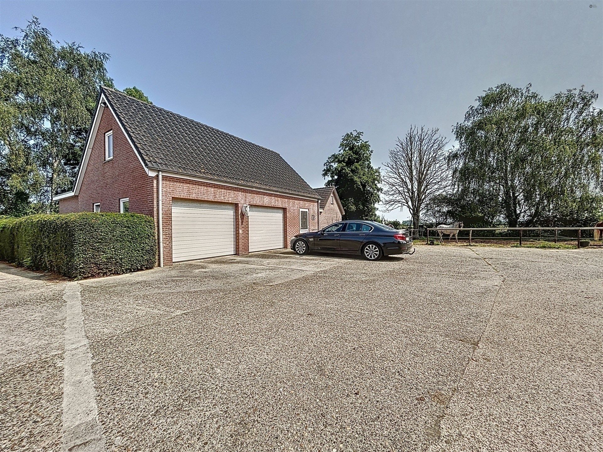 PRACHTIG GELEGEN HOEVE met bijgebouw, paardenstallen, binnenpiste en weiden op 18.385m² foto 28