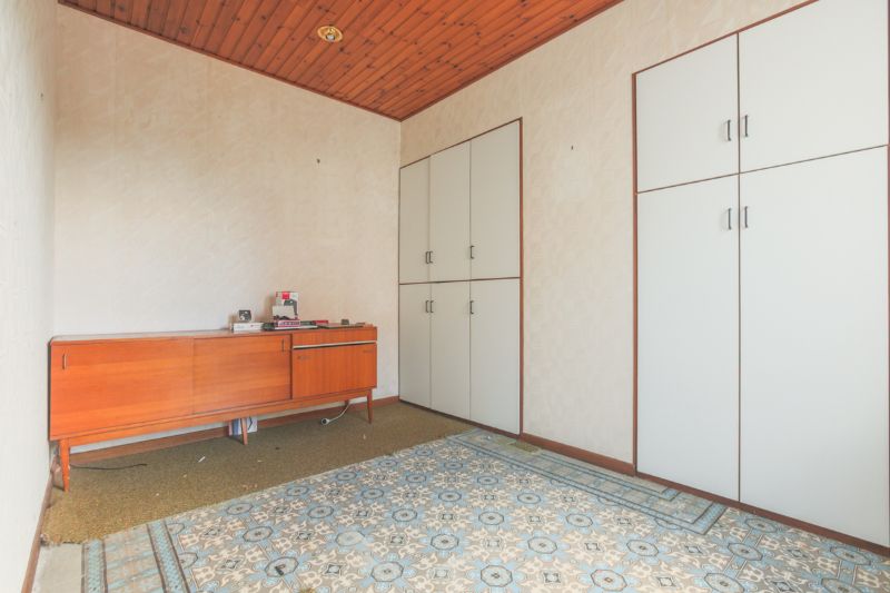 Rustig gelegen, ruime te moderniseren woning met tuin, garage en  bijgebouw van +/- 60m²  ....(kijkt uit op de velden). foto 16