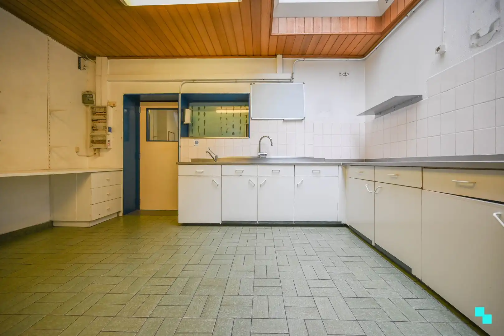 Te renoveren karaktervol handelspand in centrum Waregem foto 8