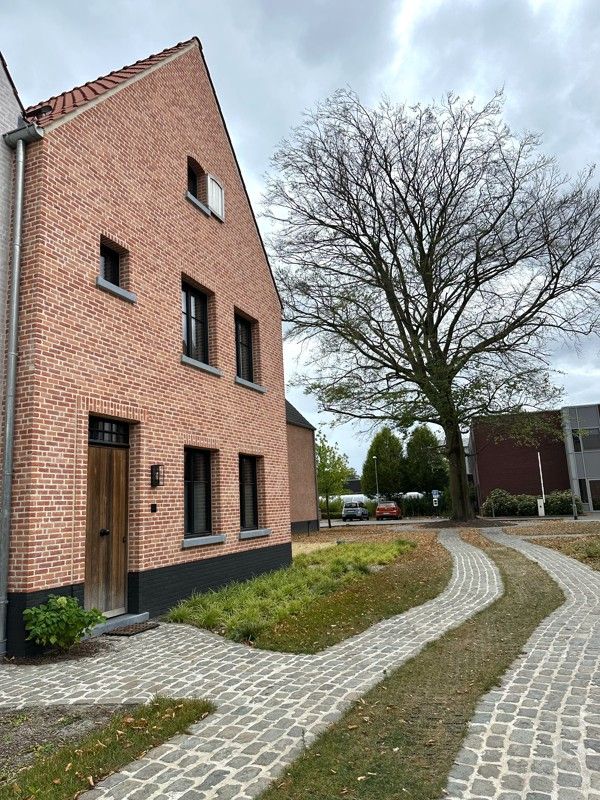 Prachtige, ruime nieuwbouwwoning gelegen in een rustig woonerf midden in het centrum van Zoersel foto 2