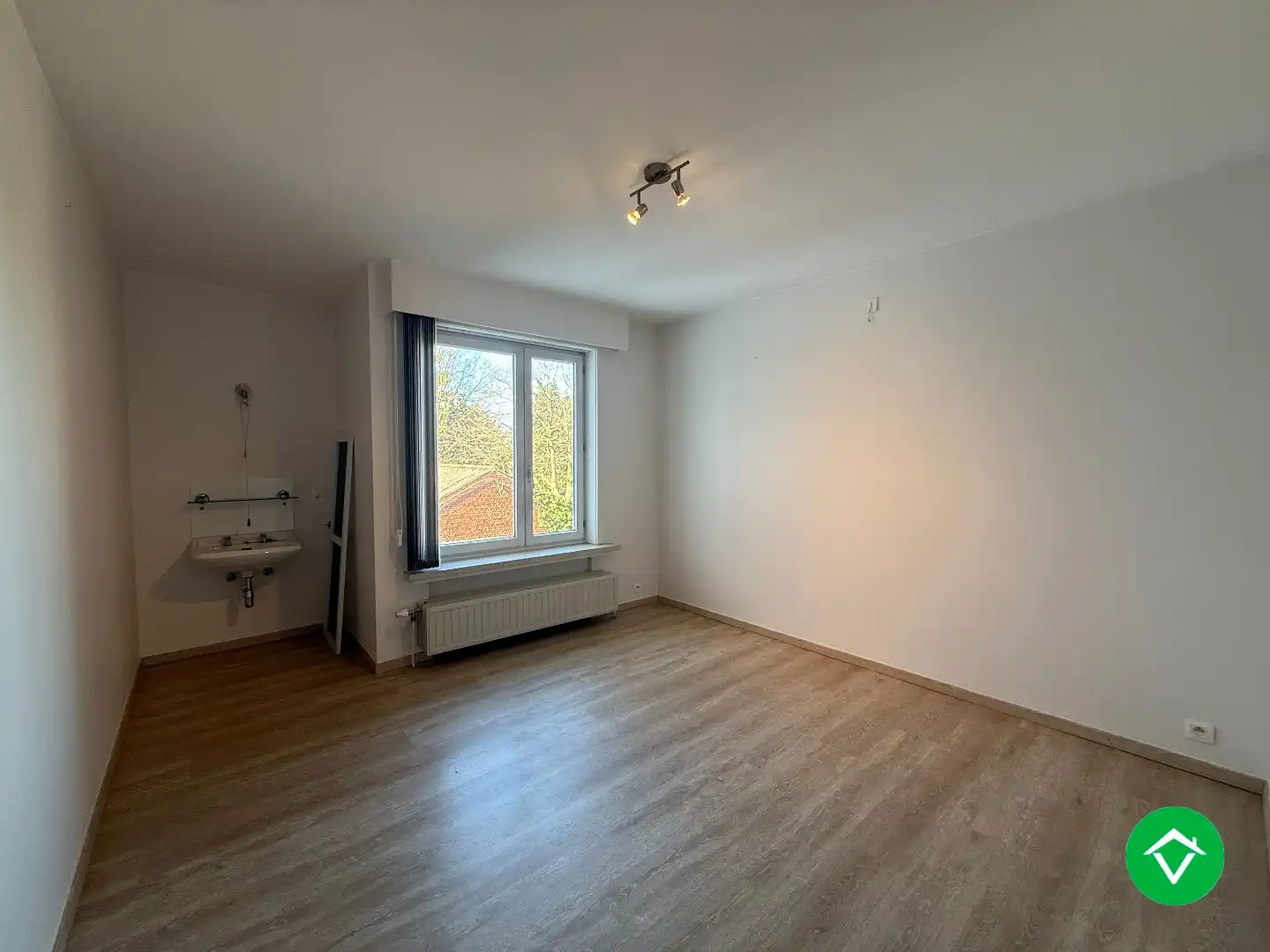 Instapklaar appartement met twee slaapkamers en garage te Roeselare foto 11