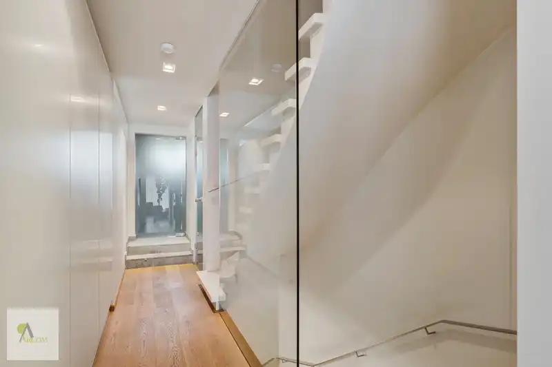 Praktijkruimte  + zeer grote private woning foto 12