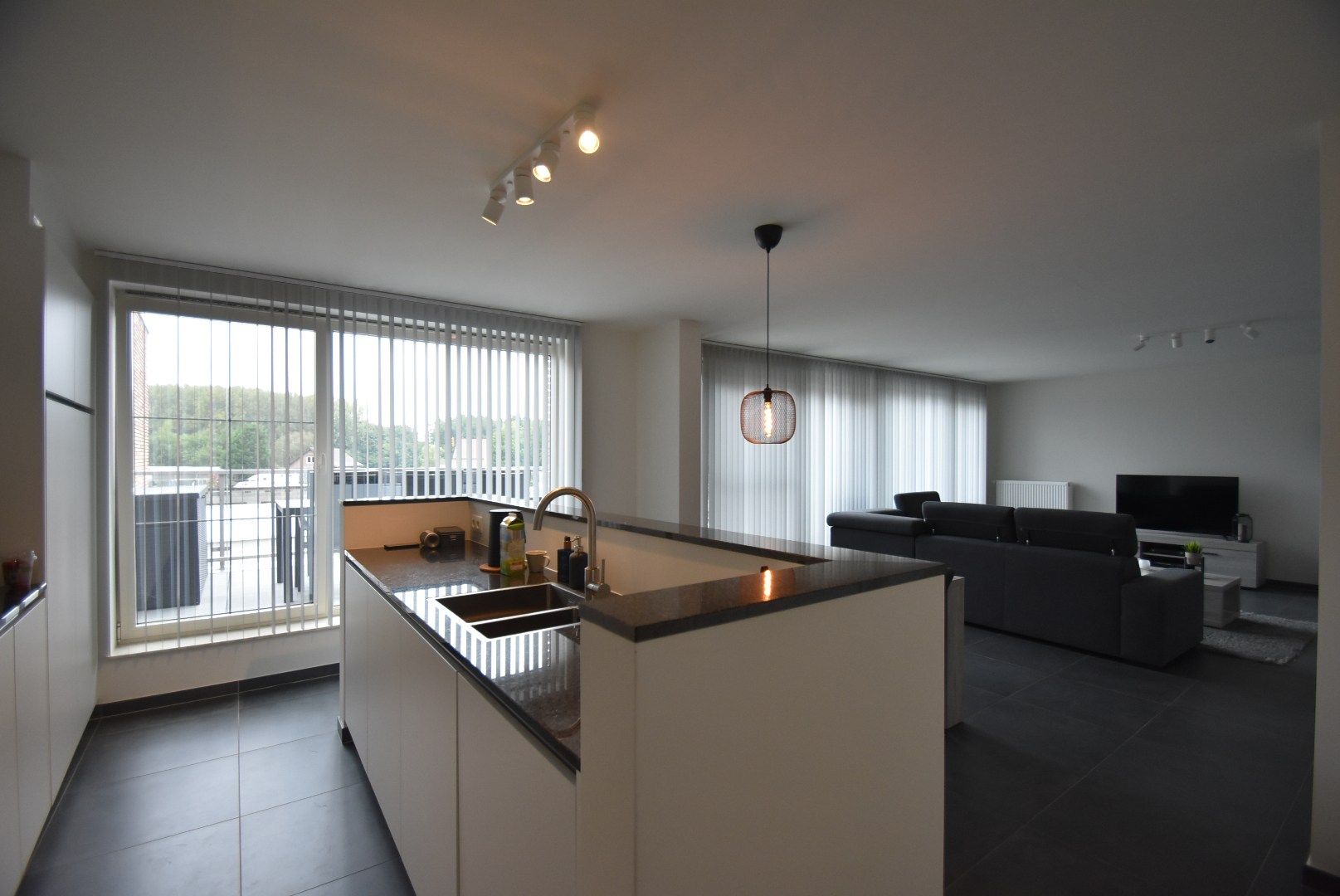 Knap ingericht  en ruim appartement met 2 slaapkamers en groot terras foto 12