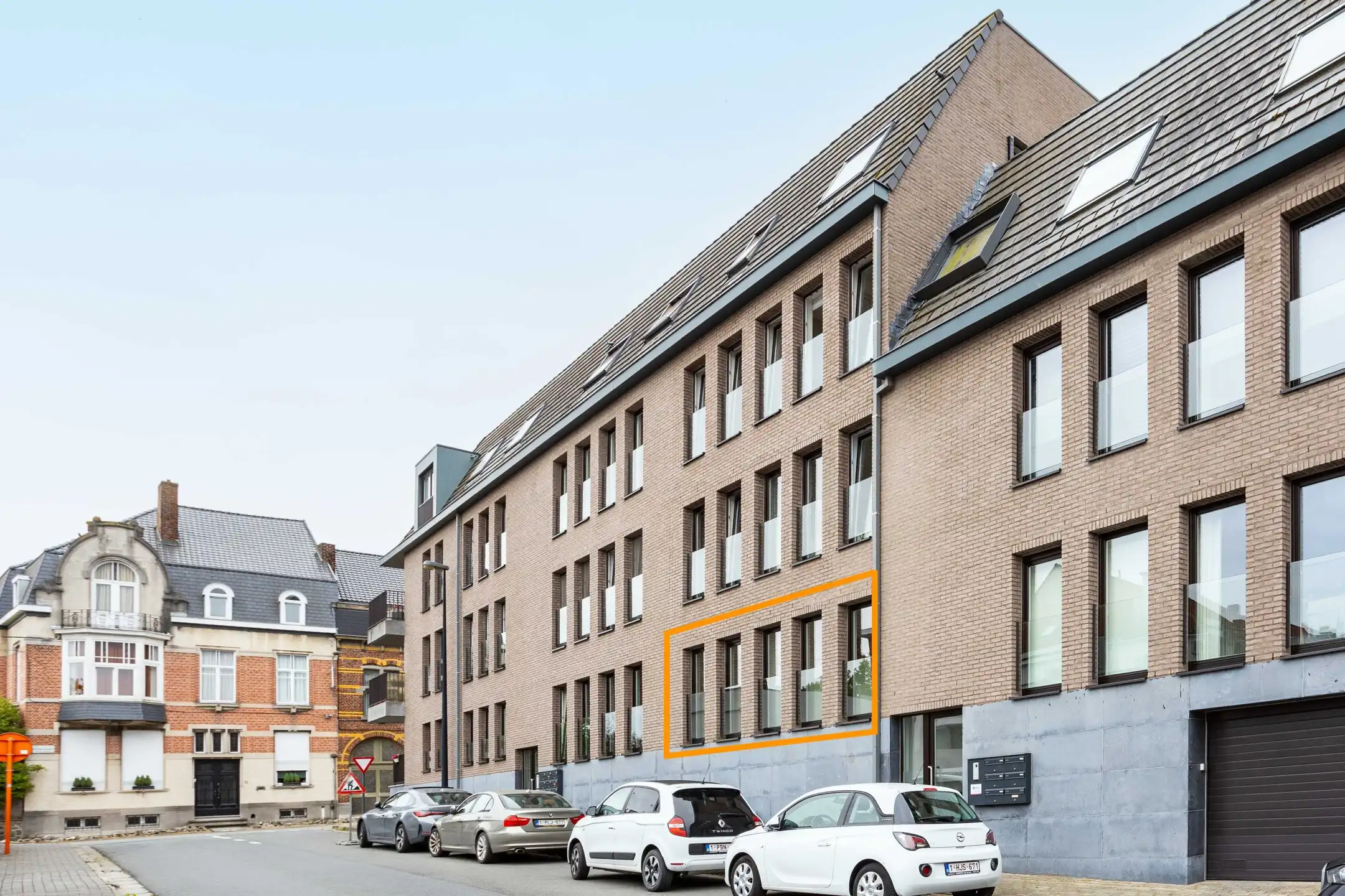 Recent appartement met ruim zonneterras en parkeerplaats foto 2