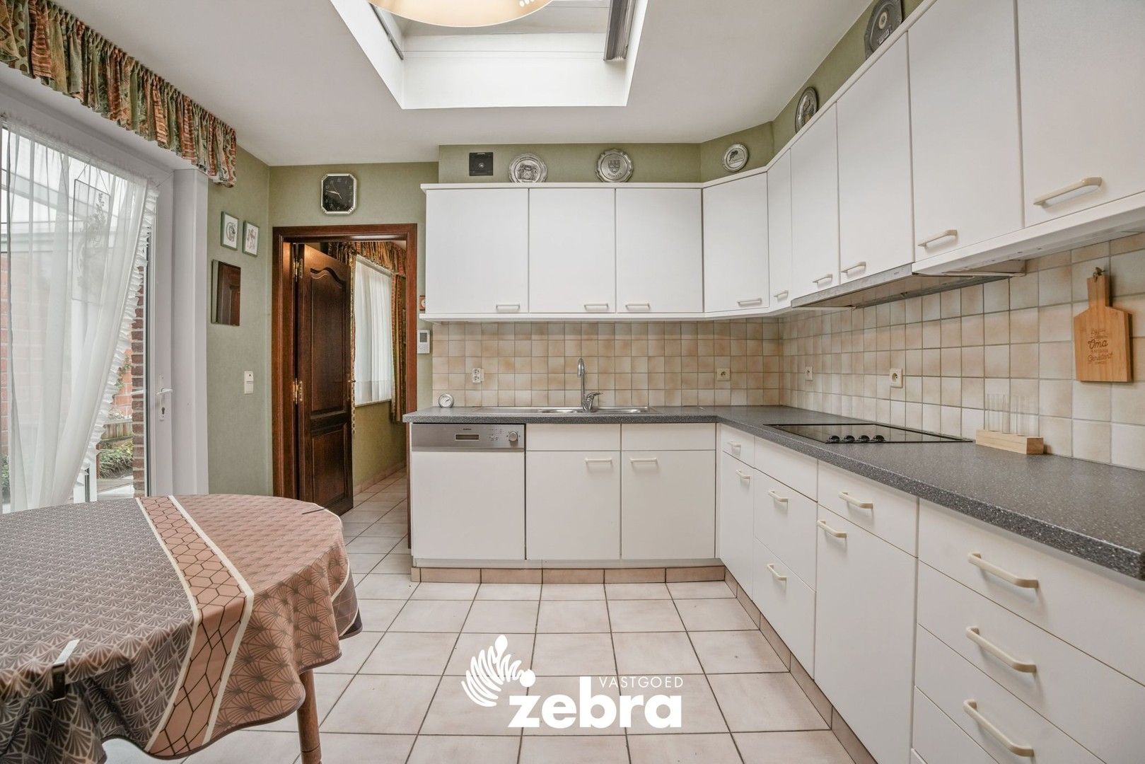 Ruime gezinswoning met 4 slaapkamers, tuin en garage in hartje Tielt foto 7