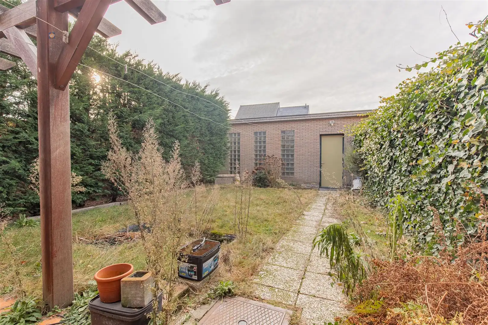 Te renoveren woning met potentieel, 3 slpk & dubbele garage foto 22