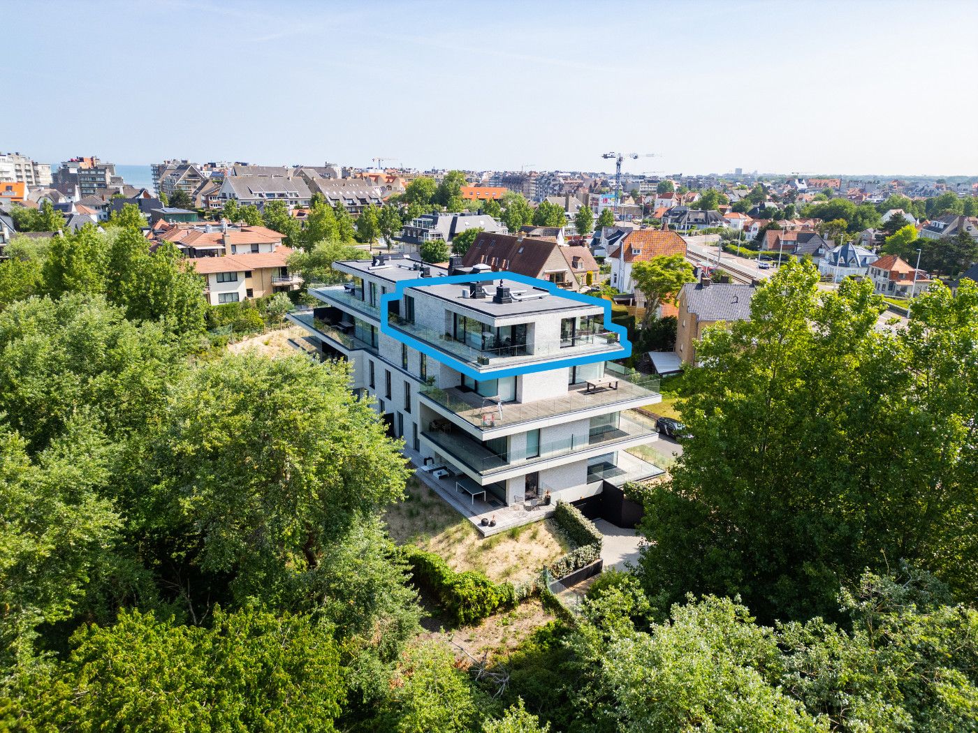 Exclusief penthouse met 2 slaapkamers en hoogstaande afwerking, zonovergoten terras met ultieme privacy – luxe wonen op toplocatie foto 2