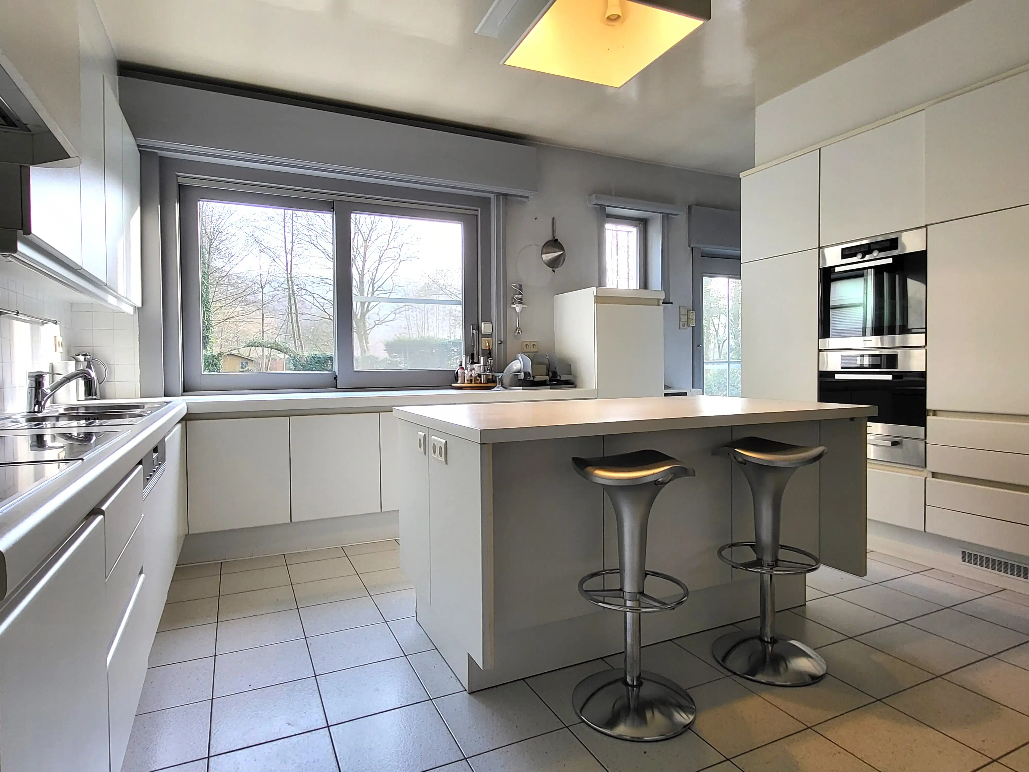 Uniek landhuis op een terrein van 3870m² met aangelegde zuidgerichte tuin en garage!  foto 19