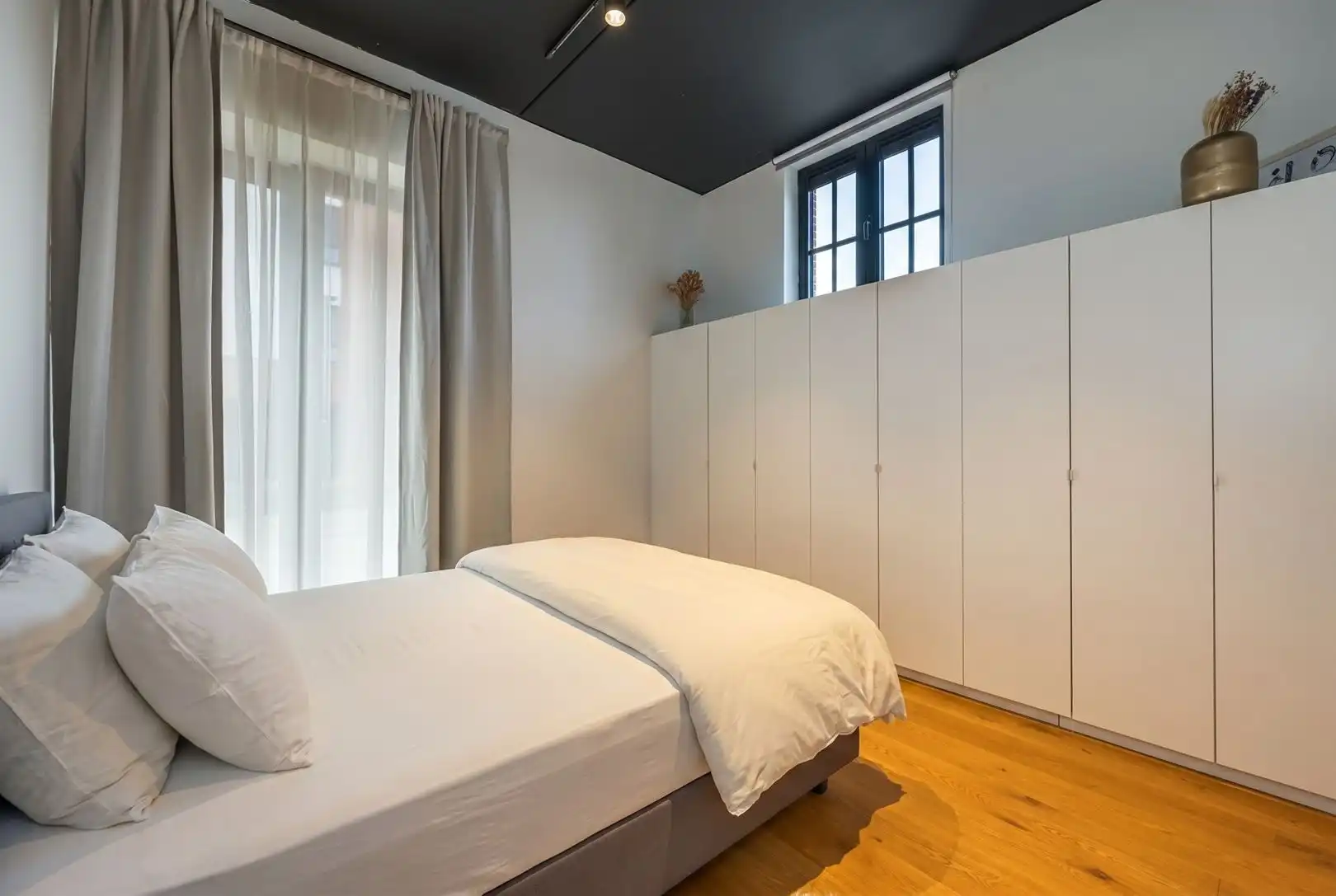 Ruime Loft met 3 kamers en tuintje foto 21
