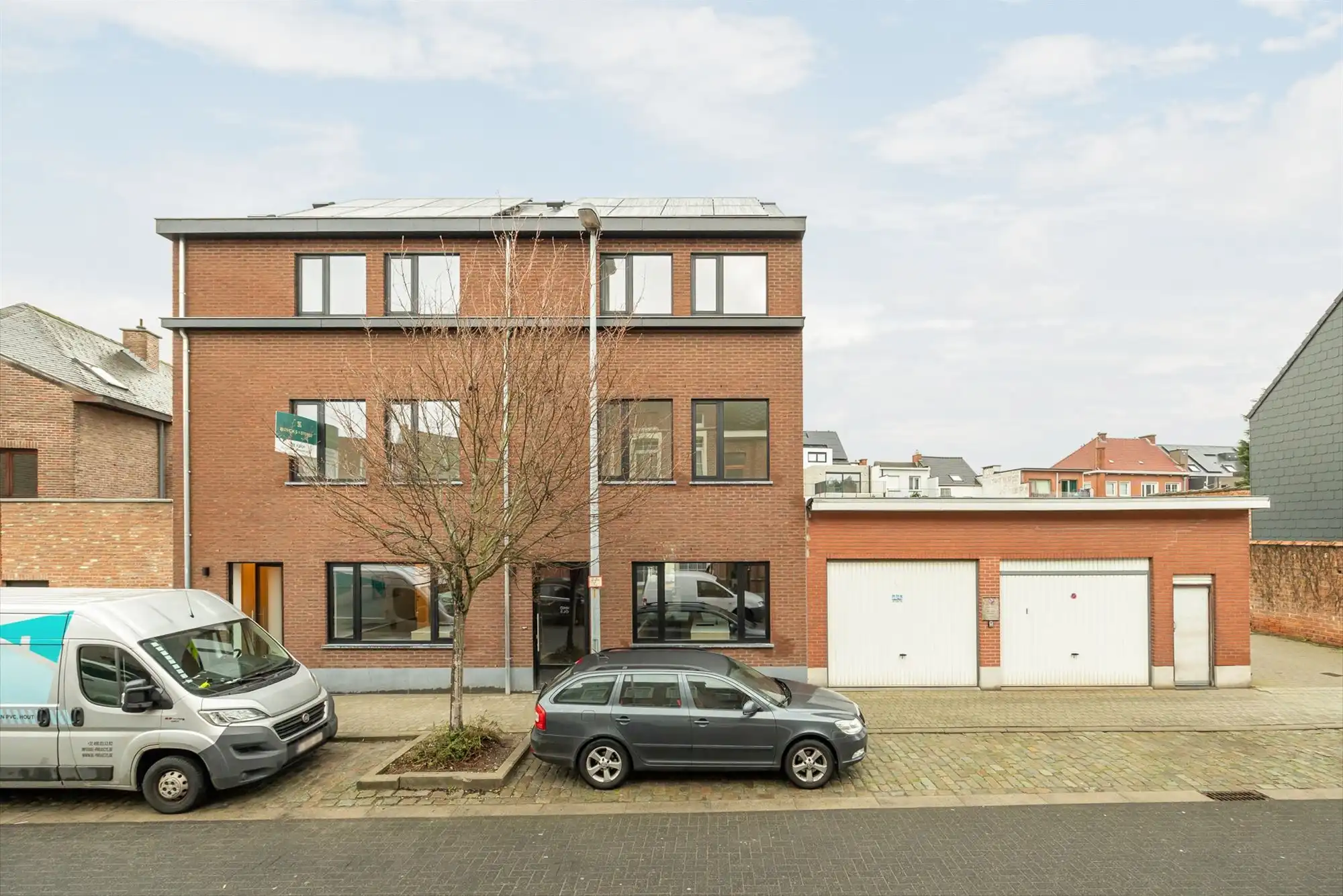 Nieuwbouwwoning met vier slaapkamers en tuin foto {{pictureIndex}}