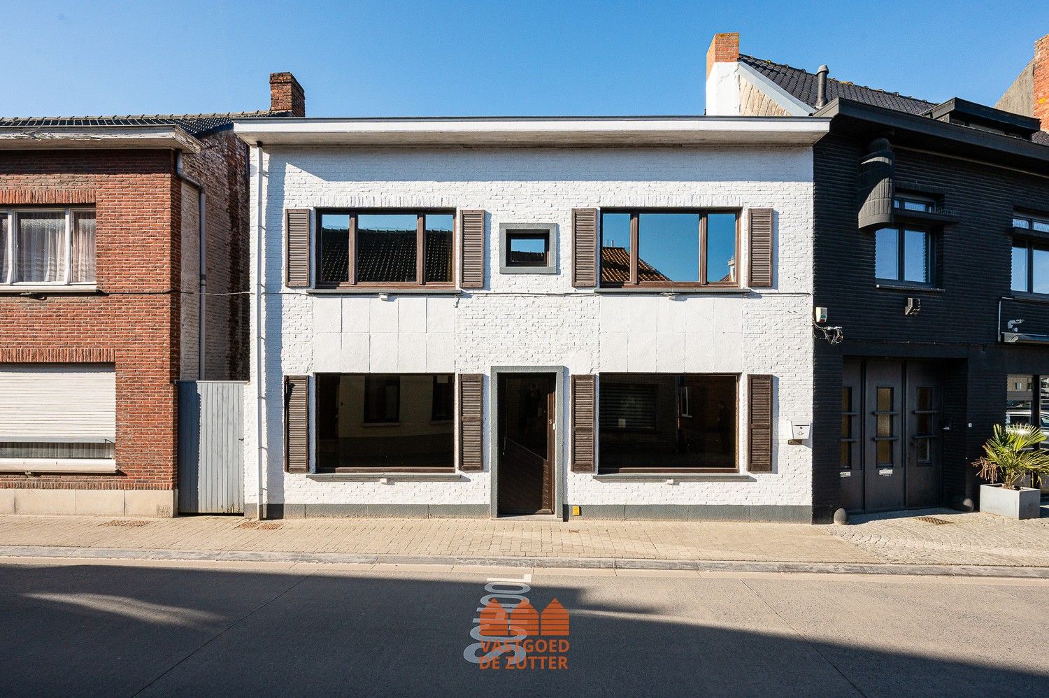 Ruime woning met handelspand in het centrum van Boekhoute foto 2
