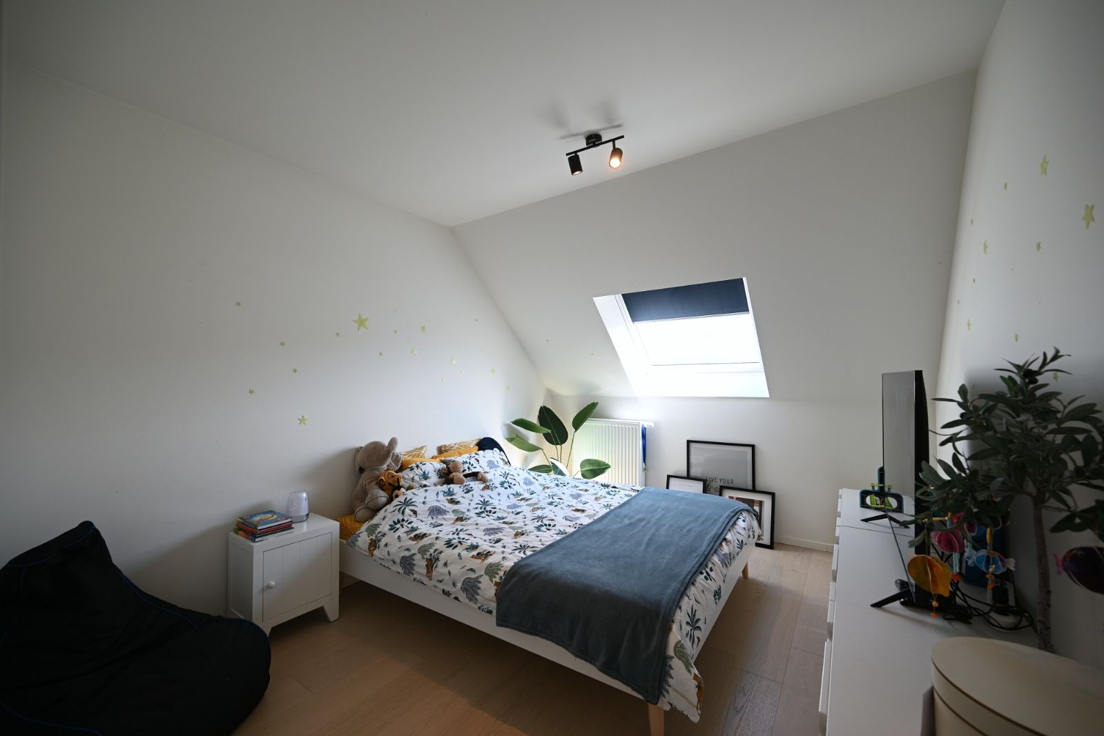 Gezinsvriendelijke Woning met Open Keuken, Tuin parkeerplaats en Garage foto 14