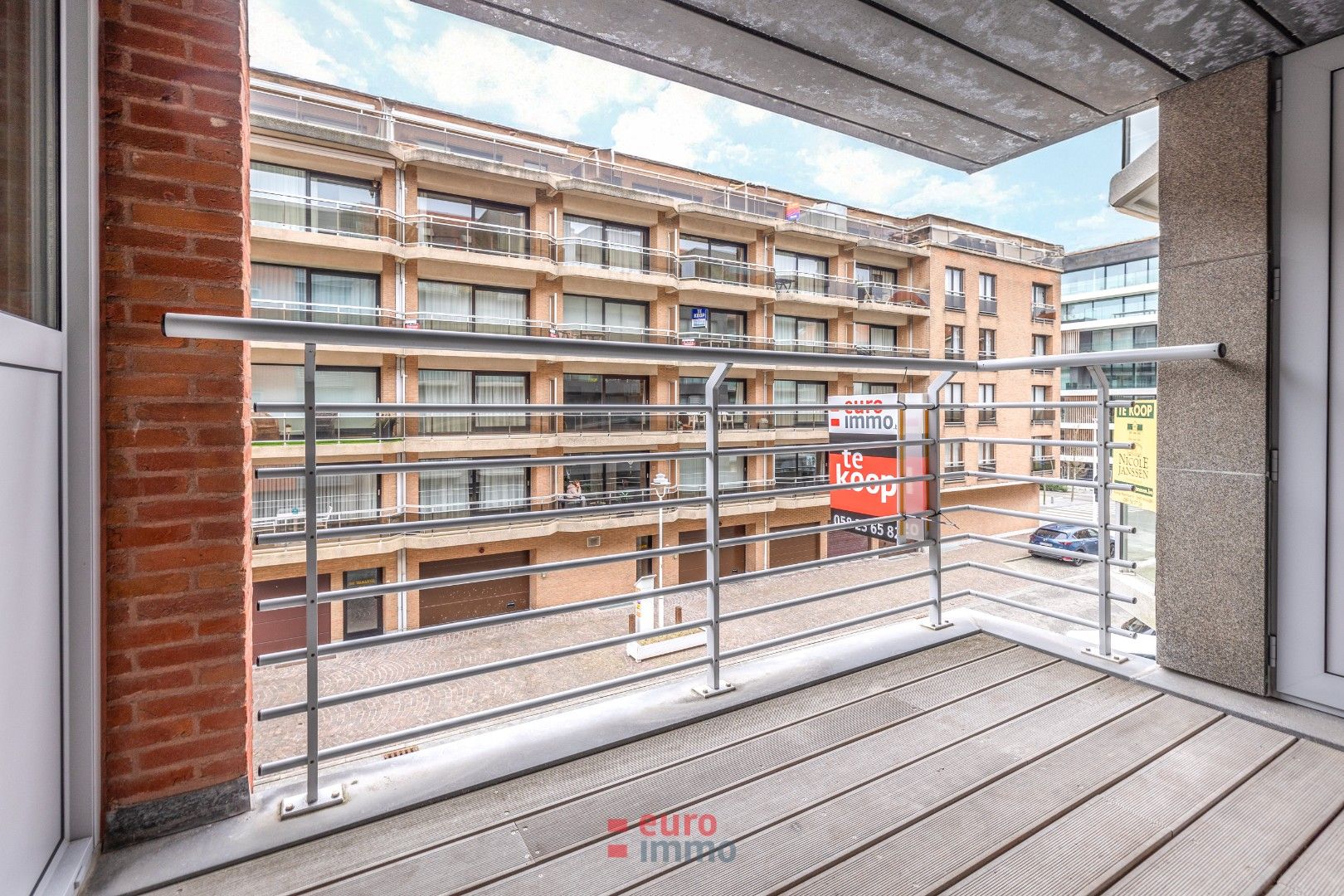 Centraal in de winkel/wandelstraat gelegen appartement met 2 slaapkamers. foto 4