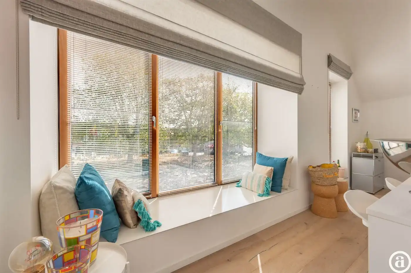 Recente woning aan het karaktervolle Oosthoekplein.          foto 11