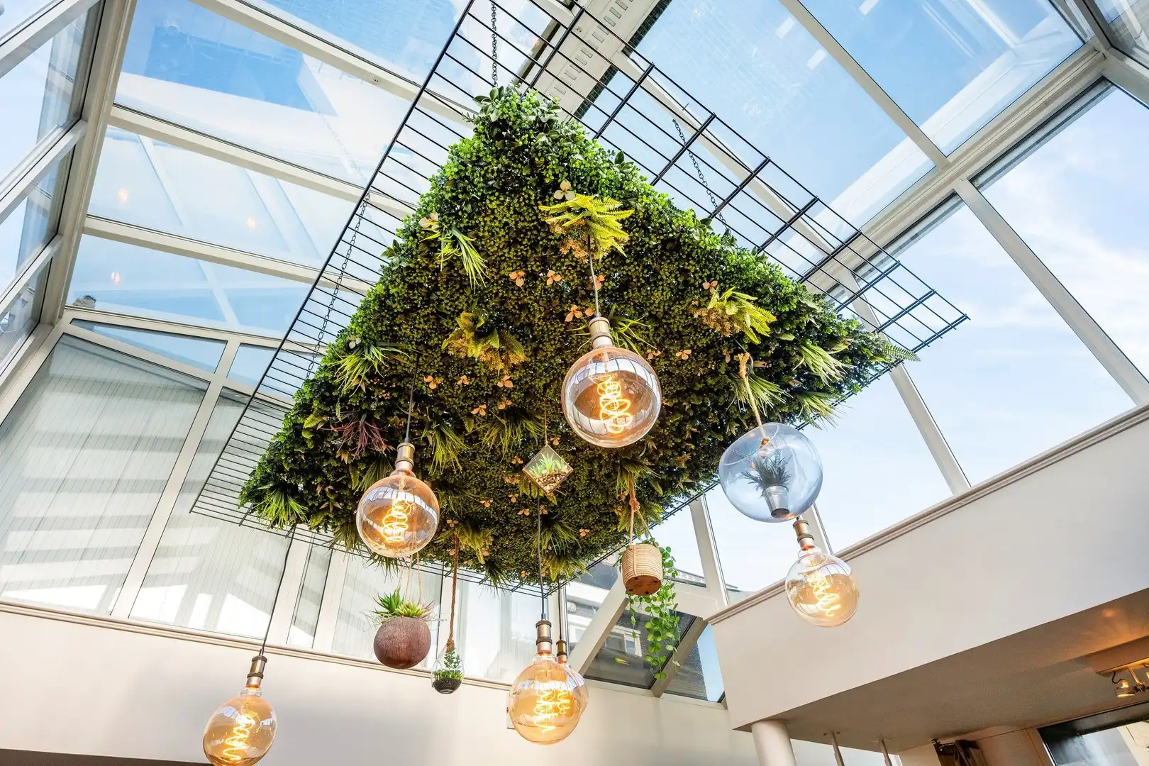 Gebouw waar het gezellige restaurant "De Vondel" is ondergebracht met woonst en voldoende parking op eigen terrein foto 13