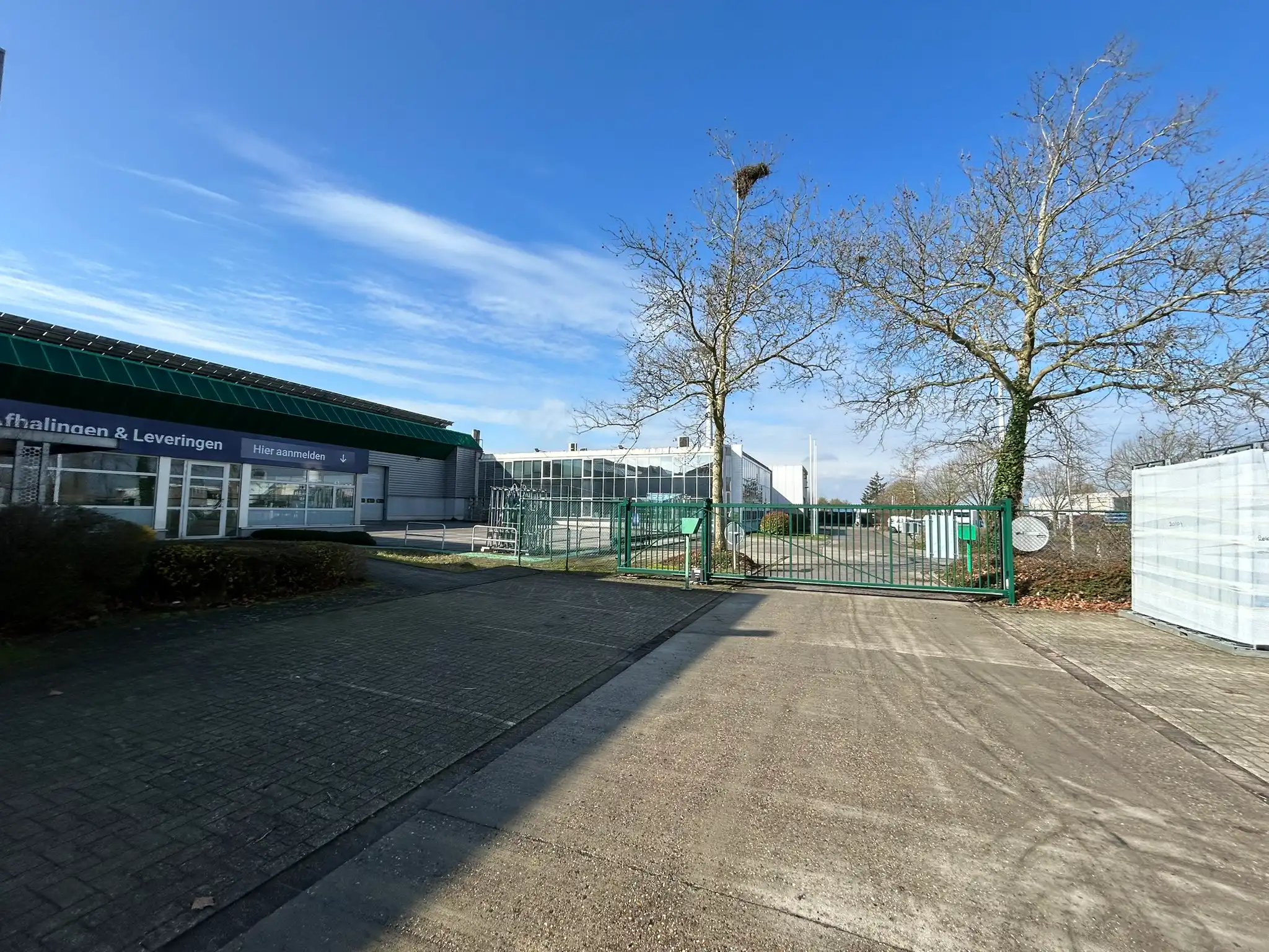 Uitstekend gelegen industrieel gebouw met kantoren op 272are foto 7