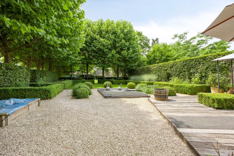 Karaktervolle woning met grote tuin en achteruitweg foto 4